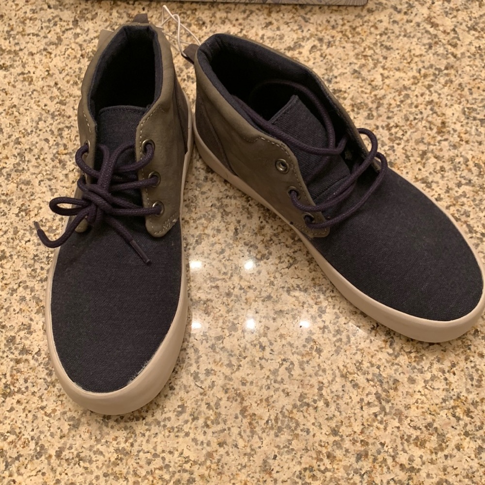 Boys Old Navy Canvas Shoes sz 1